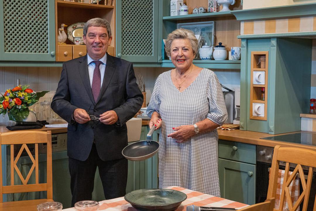 Marie-Luise Marjan 2020 in den Kulissen und mit der berühmten Bratpfanne aus der "Lindenstraße" in einer Ausstellung im Haus der Geschichte in Bonn (links: Walter Hütter, damals Präsident der Stiftung Haus der Geschichte der Bundesrepublik Deutschland)