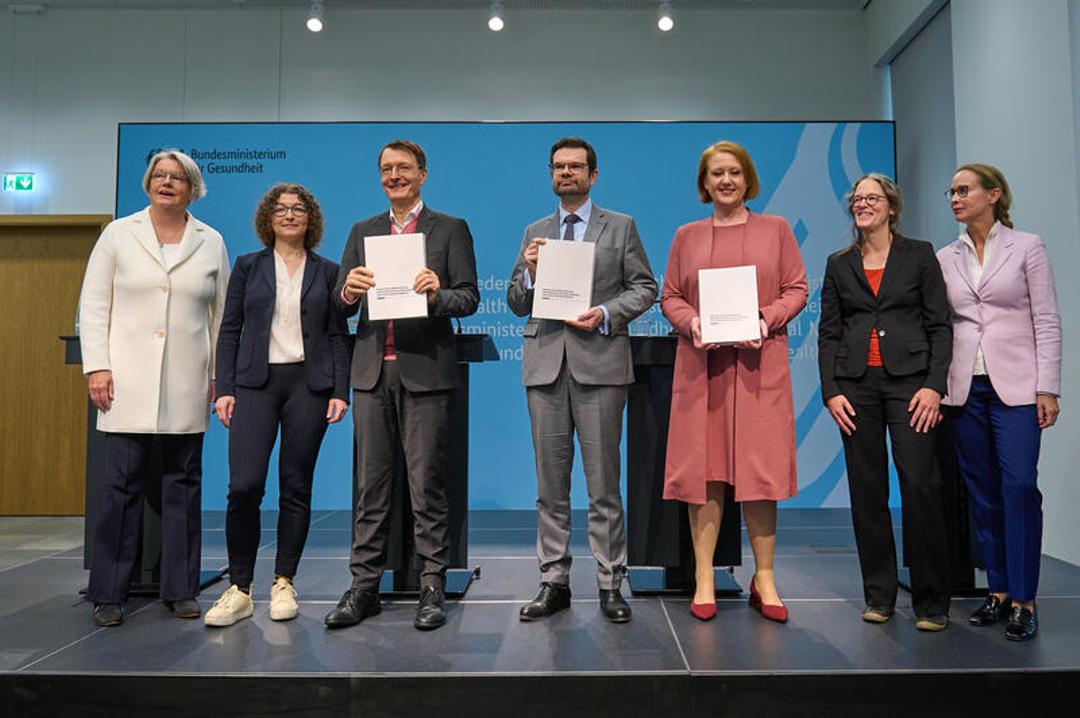 Die Rechtswissenschaftlerin Frauke Brosius-Gersdorf (ganz rechts) gehörte der Kommission zur reproduktiven Selbstbestimmung an, die 2024 die Entkriminalisierung früher Abtreibungen empfohlen hatte