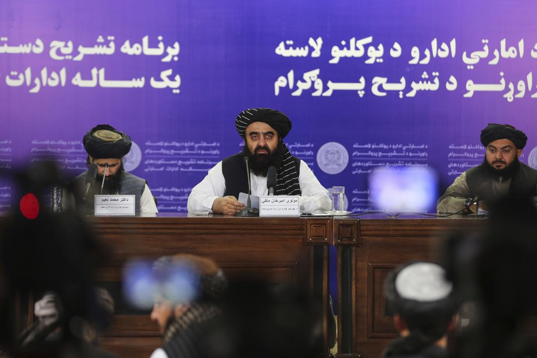 Der amtierende Außenminister Afghanistans, Amir Khan Muttaqi (Mitte), spricht in Kabul zu Journalisten