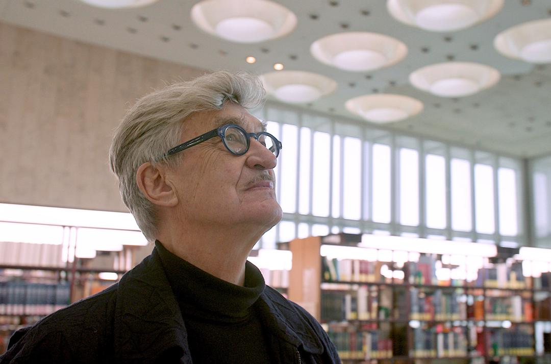 Wim Wenders in der Staatsbibliothek Berlin, in der er Szenen für "Himmel über Berlin" drehte