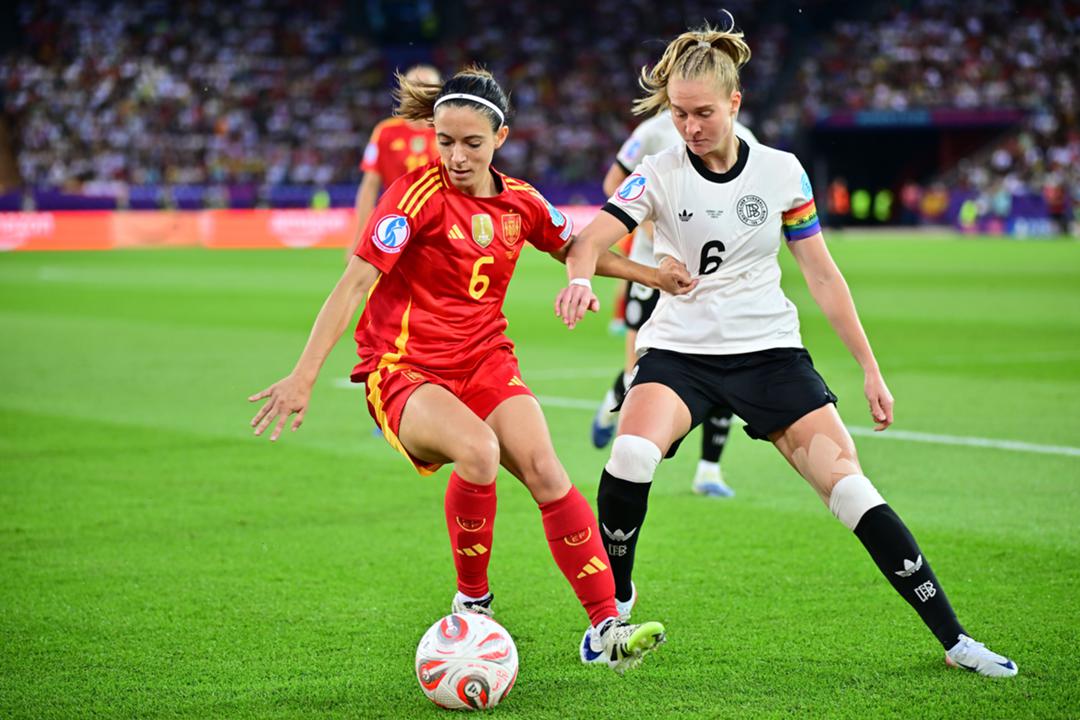 Im EM-Halbfinale Deutschland gegen Spanien im Ersten kämpfen Aitana Bonmati aus Spanien und Janina Minge (r.) um den Ball.