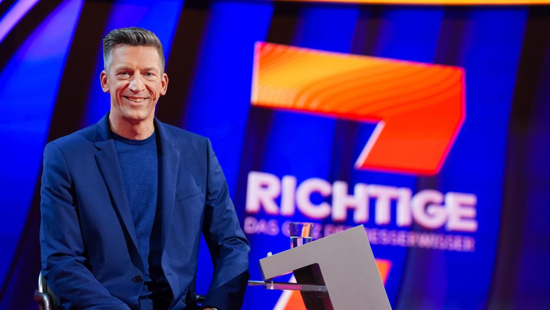 Steffen Hallaschka moderierit die Quizshow "7 Richtige - Das Quiz der Besserwisser"