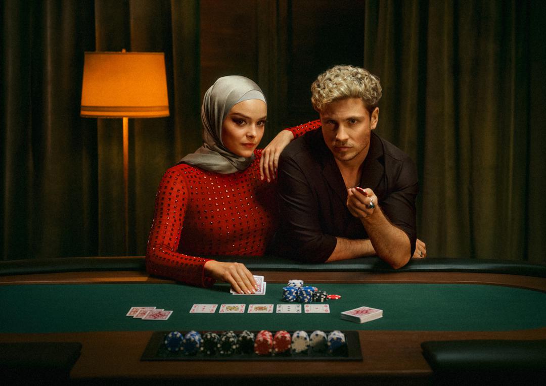 Ayla Güner (Via Jikeli), und Vincent van de Waal (Jannik Schümann) am Pokertisch in der ZDFneo-Serie "High Stakes"
