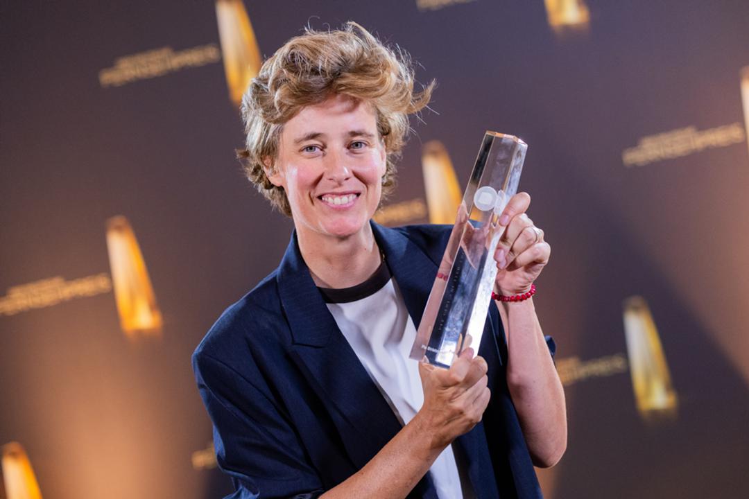 Pia Strietmann freut sich über den Preis in der Kategorie "Beste Regie Fiktion" für "Herrhausen"