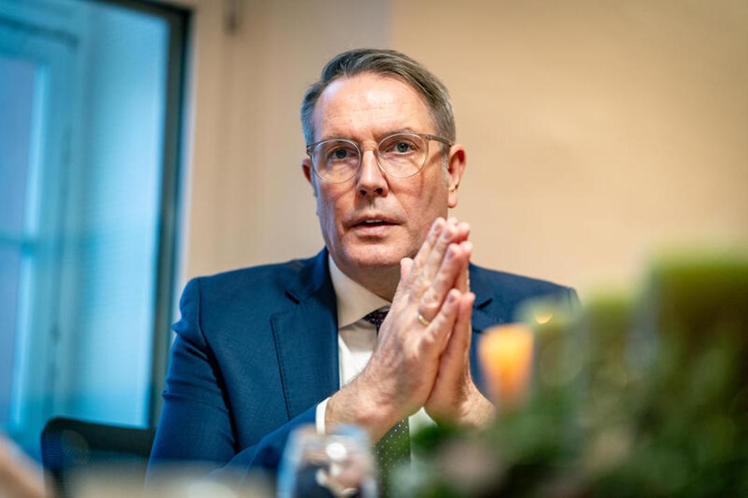 Alexander Schweitzer ist Ministerpräsident von Rheinland-Pfalz und Vorsitzender der Rundfunkkommission der Länder