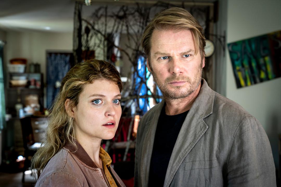 Die Ermittler Karina Szabo (Lara Mandoki) und Robert Winkler (Kai Scheve) im ZDF-"Erzgebirgskrimi"
