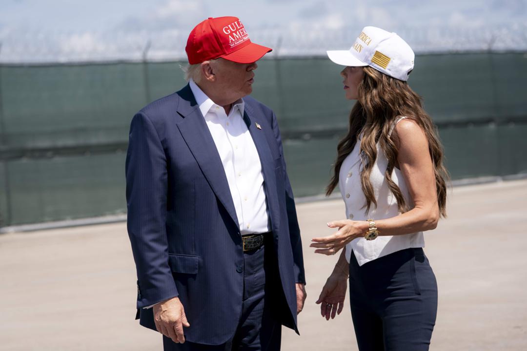 Wollen strengere Visaregeln für Journalisten: US-Präsident Donald Trump und US-Heimatschutzministerin Kristi Noem