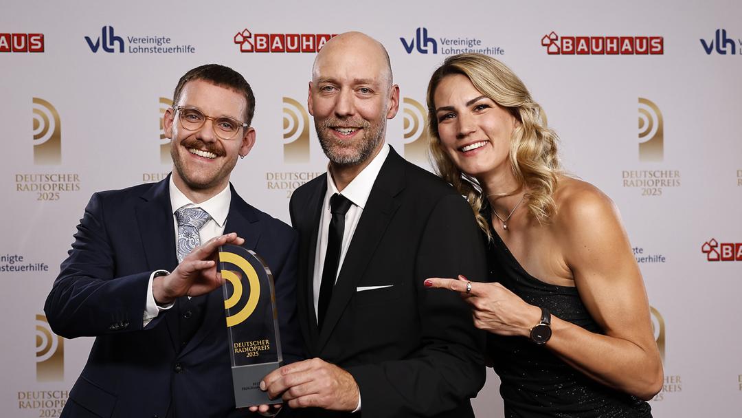 Jannik Stein und Thorsten Christes von Toggo Radio mit Laudatorin Sonja Greinacher