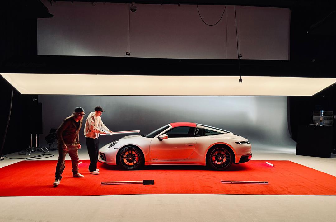 Im Studio von Fotograf René Staud wird ein aktuelles Porsche-Modell für ein neues Fotobuch ausgeleuchtet