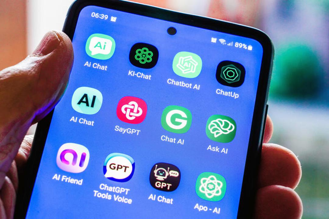Logos von KI-Tools auf einem Smartphone