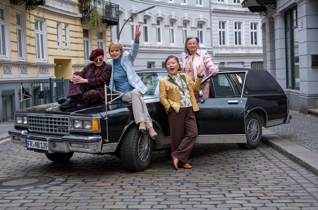 Mit ihrem Leichen-Chevy jagen Helene (Katharina Thalbach), Irene (Uschi Glas), Annemarie (Soogie Kang) und Christel (Ursula Werner) die Trickbetrüger