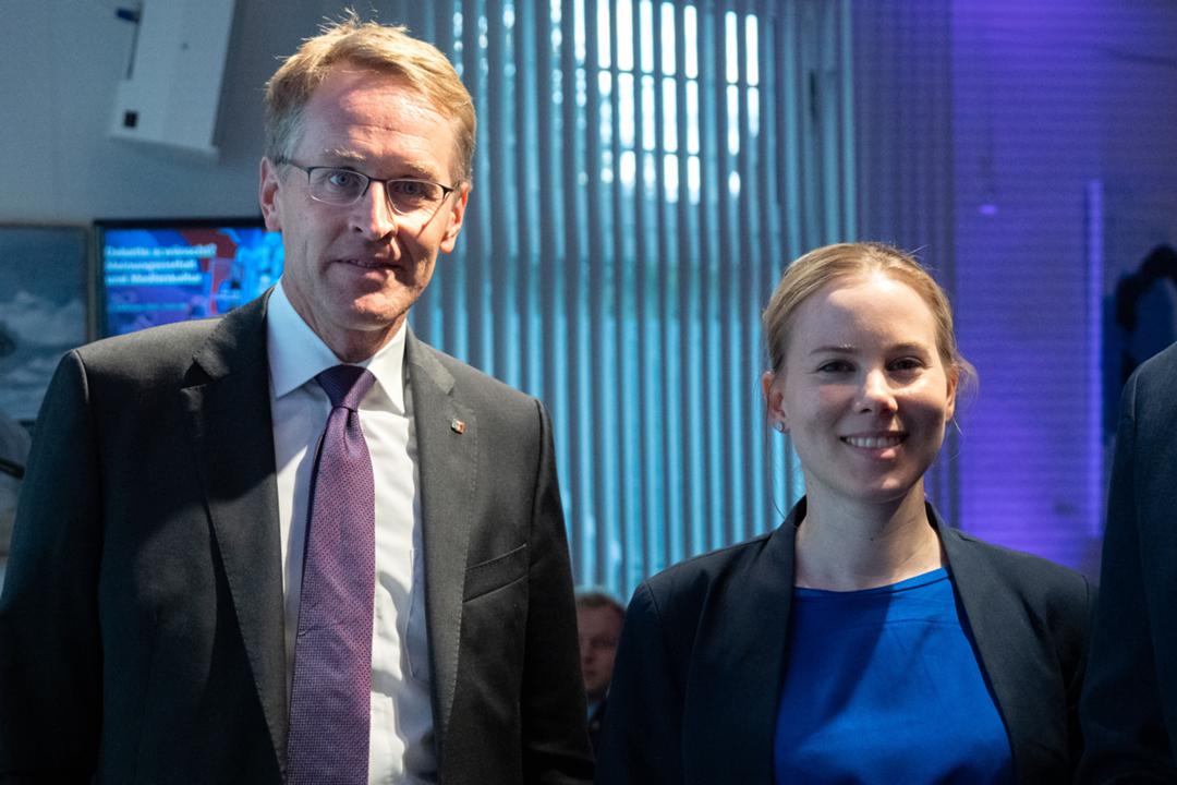 Die Journalistin und Autorin Julia Ruhs mit Schleswig-Holsteins Ministerpräsident Daniel Günther (CDU) bei der Diskussionsveranstaltung "Debatte erwünscht? Meinungsvielfalt und Medienkultur - Ein Abend mit Julia Ruhs" in Kiel