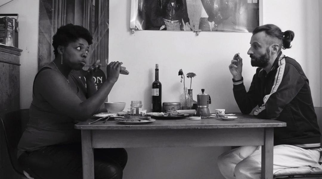 Sweety (Dela Dabulamanzi) und Gino (Carlo Loiudice) planen beim Frühstück einen Coup