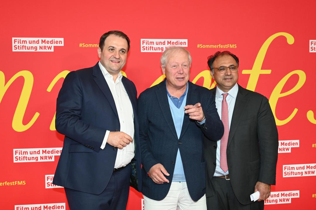 NRW-Medienminister Nathanael Liminski (links) 2024 beim Sommerfest der Film- und Medienstiftung NRW, neben dem damaligen WDR-Intendanten Tom Buhrow (Mitte) und Filmstiftungs-Chef Walid Nakschbandi