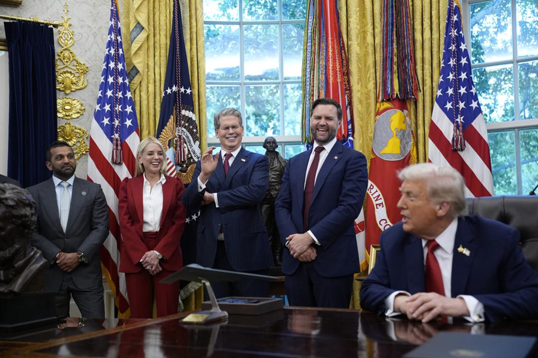 Gute Laune im Oval Office: US-Präsident Donald Trump (r.) nach dem Unterzeichnen der Anordnung zu Tiktok mit Vizepräsident J.D. Vance, Finanzminister Scott Bessent, Justizministerin Pam Bondi und FBI-Chef Kash Patel (v.r.n.l.)