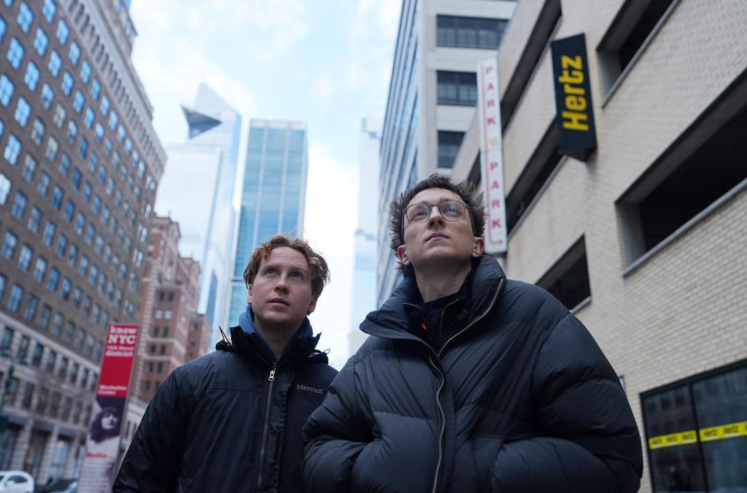 Moritz Henneberg (l.) und Julius Drost (r.) reisen in die USA, um den Filmdieb Samuel Felinton zu finden