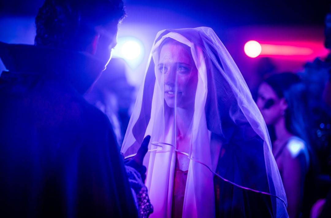 Marie (Svenja Jung) lernt Luis (Noah Saavedra) auf einer Karnevalsfete kennen