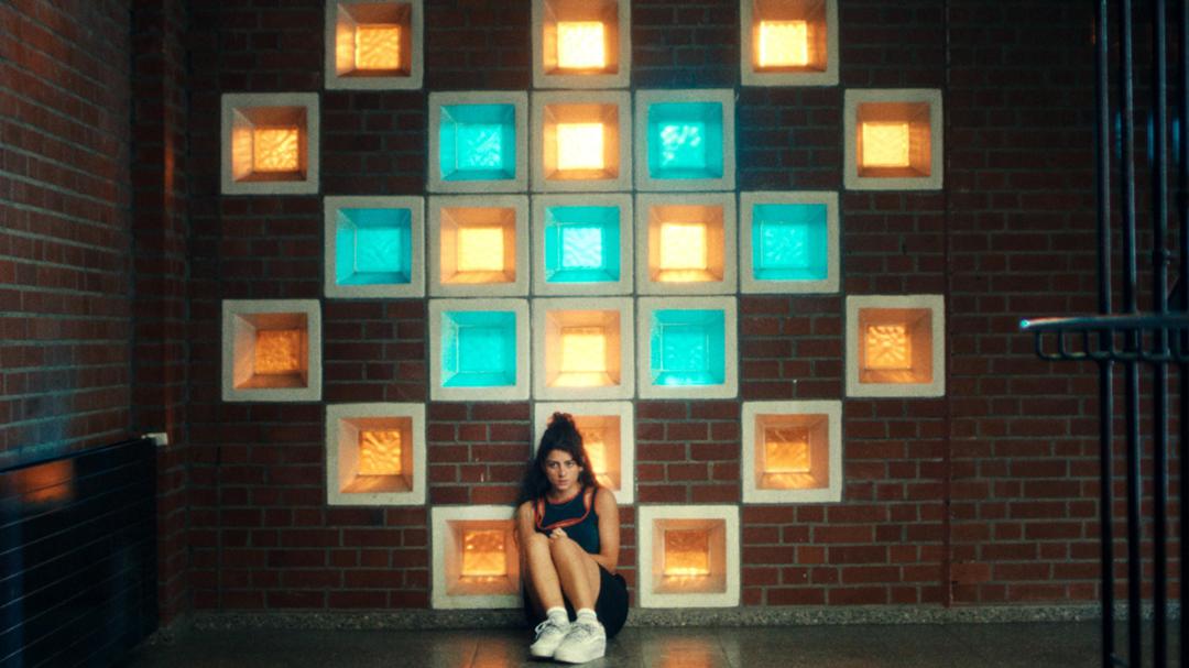 Mila (Derya Akyol) ist die Protagonistin der Serie "Euphorie"