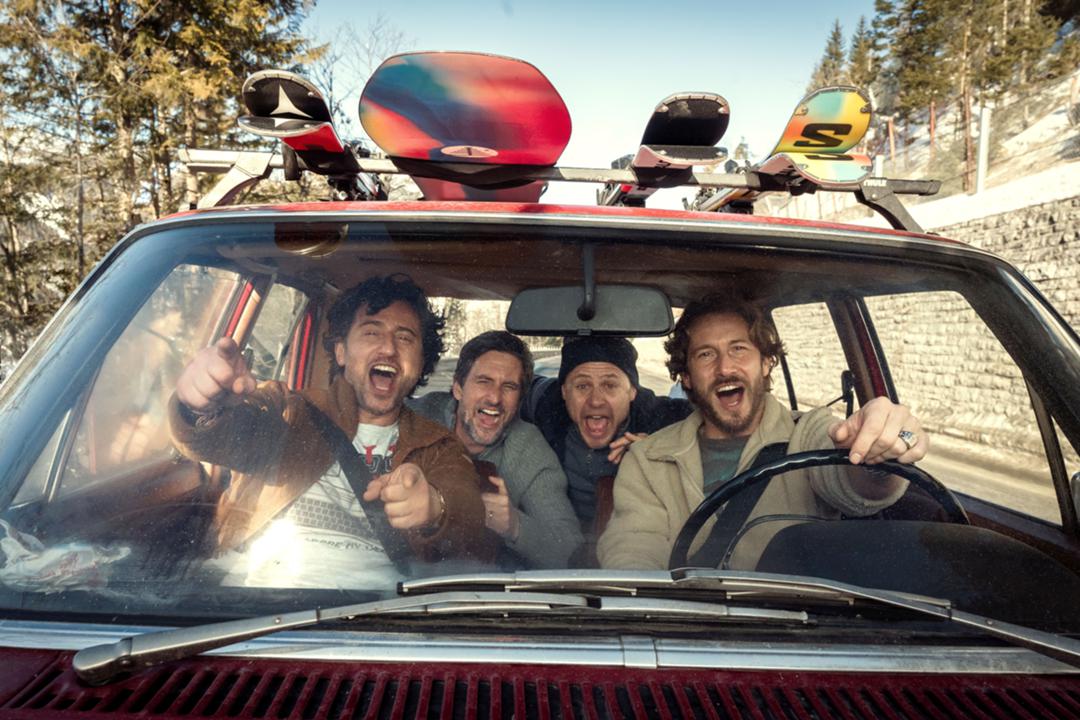 Cem (Serkan Kaya), Ulf (Tom Beck), Andi (Moritz Führmann) und Erik (David Rott) fahren zusammen zum Skifahren nach Österreich