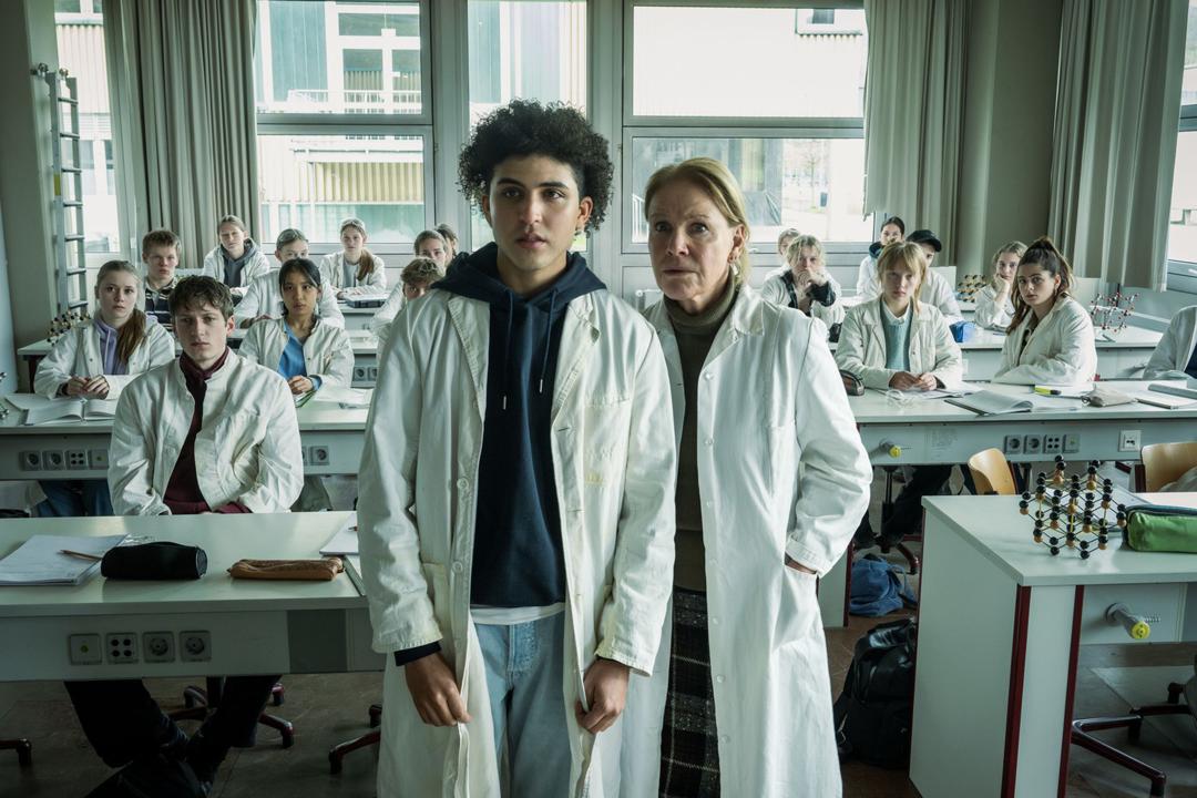 Als Waldi (Lukas von Horbatschewsky) im Chemie-Unterricht von Frau Trautstein (Mariele Millowitsch) an die Tafel gerufen wird, wird über das Smartboard plötzlich ein Video abgespielt