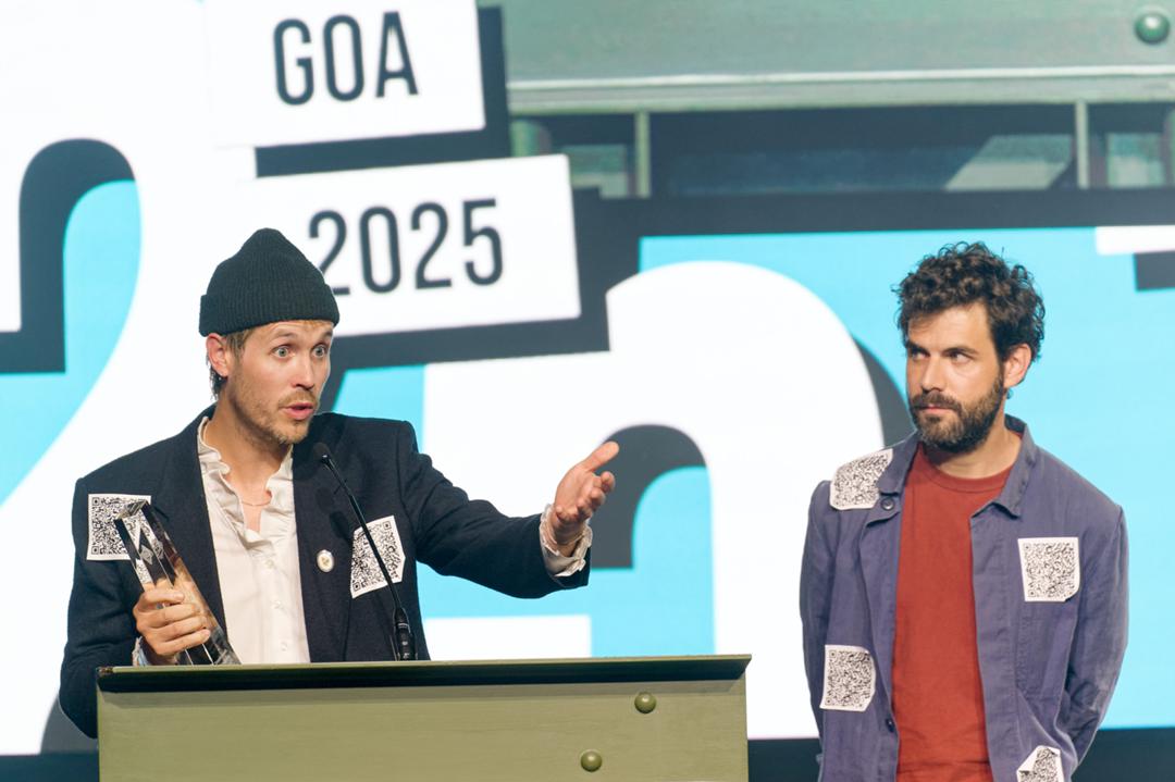 Hans Block (l.) und Moritz Riesewieck (r) ließen bei Verleihung der Grimme-Online-Awards ihren Preis auf der Bühne stehen