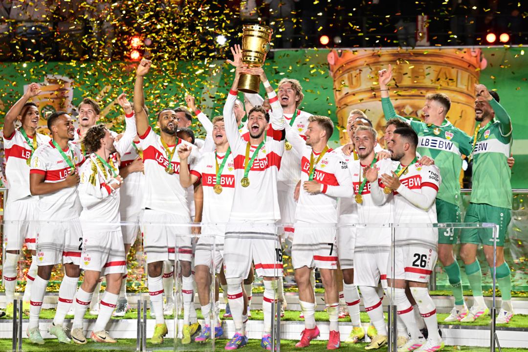 Atakan Karazor vom VfB Stuttgart hält nach dem Finalsieg gegen Arminia Bielefeld im Mai 2025 den DFB-Pokal in den Händen
