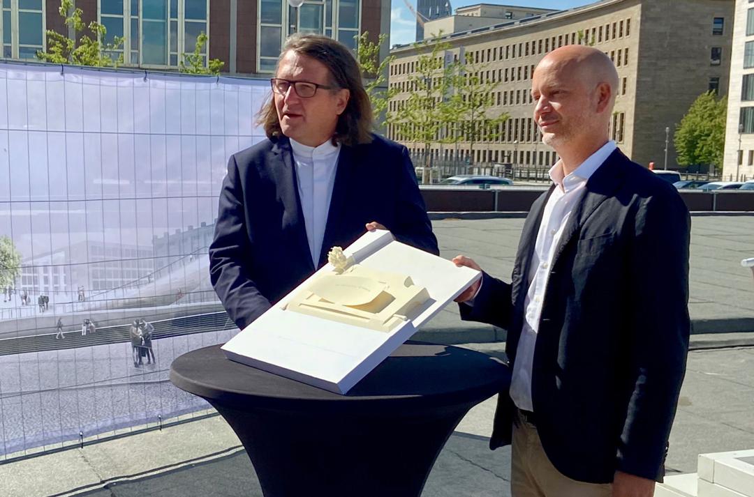 Johannes Milla (links) und Sebastian Letz, Architekten, Planer und Kreativdirektoren des "Einheitsdenkmals" präsentieren das Modell in Berlin