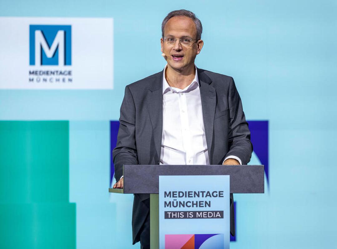 BLM-Präsident Thorsten Schmiege bei der Eröffnung der Medientage München 2024