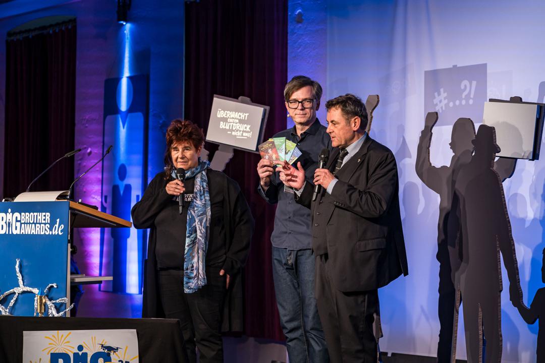 Rena Tangens und Padeluun vom Verein Digitalcourage im Gespräch mit Moderator Ralph Caspers (Mitte) bei der Verleihung der Big Brother Awards