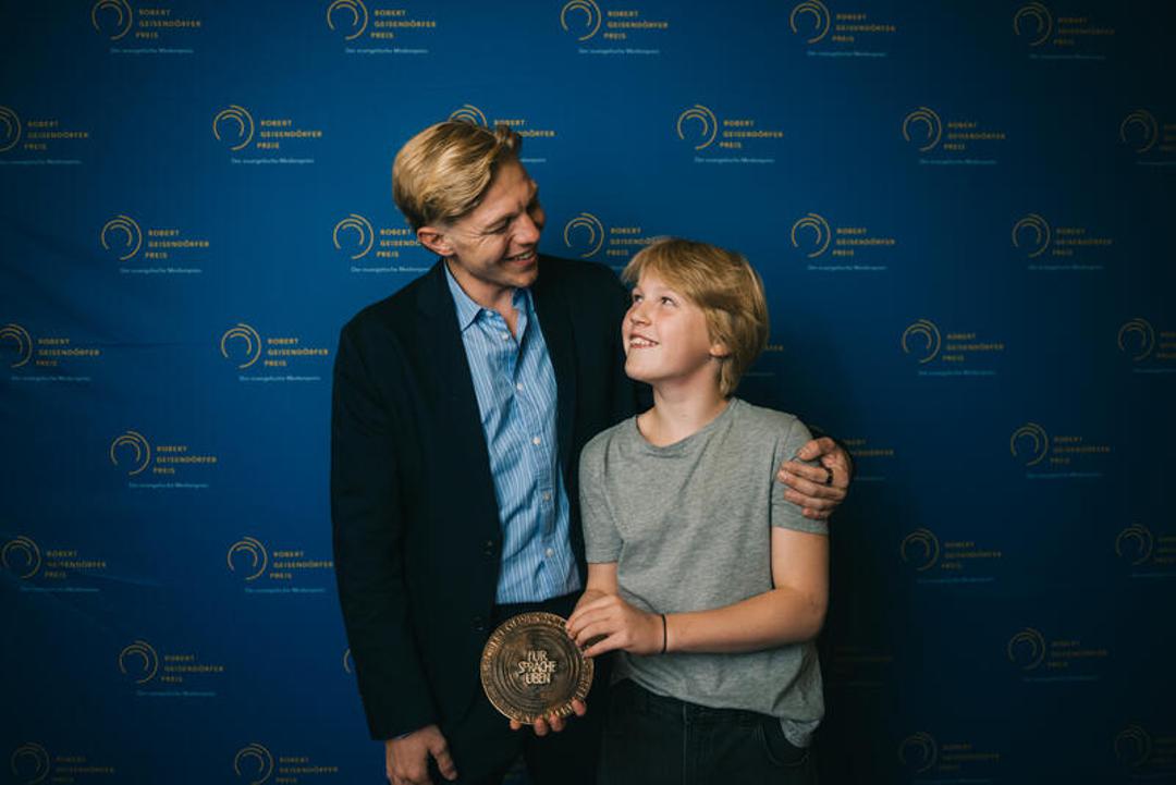 Die Schauspieler Leonard Kunz (links) und Camille Moltzen wurden für "Ein Mann seiner Klasse" mit dem Robert Geisendörfer Preis ausgezeichnet