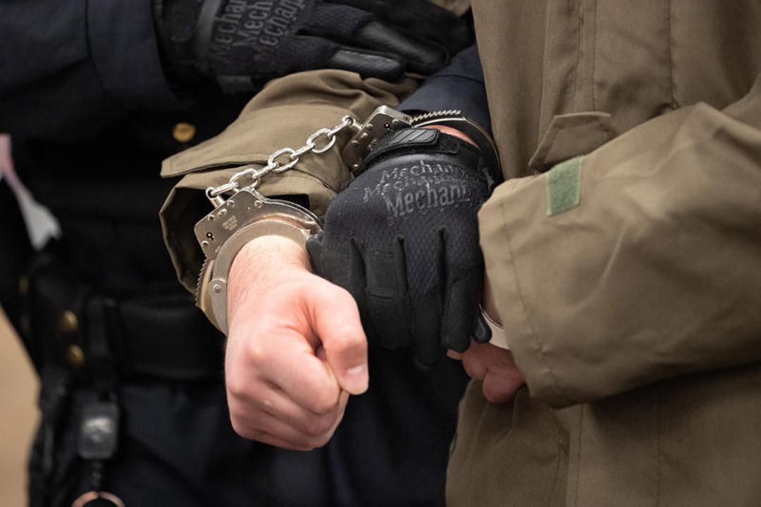 Tatverdächtiger in Handschellen (Archiv)