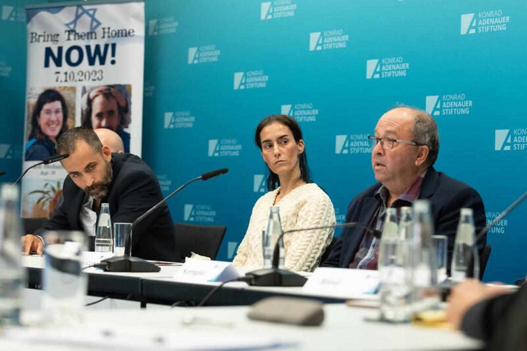 Angehörige der von Hamas entführten Geiseln sprachen im November 2023 in Deutschland bei der Konrad-Adenauer-Stiftung über die Schicksale der Verschleppten.