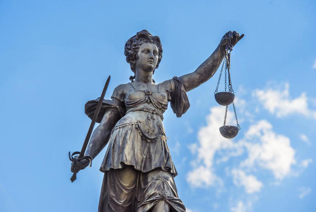 Justitia am Gerechtigkeitsbrunnen in Frankfurt am Main