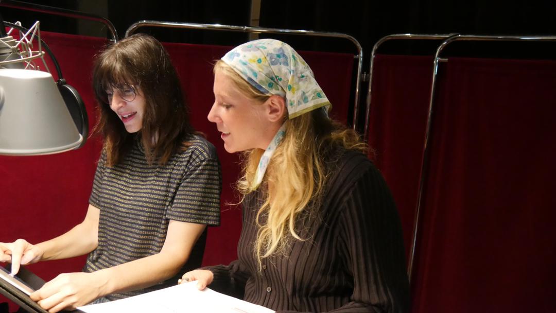 Jovana Reisinger (rechts) im Studio mit Schauspielerin Eva Bay