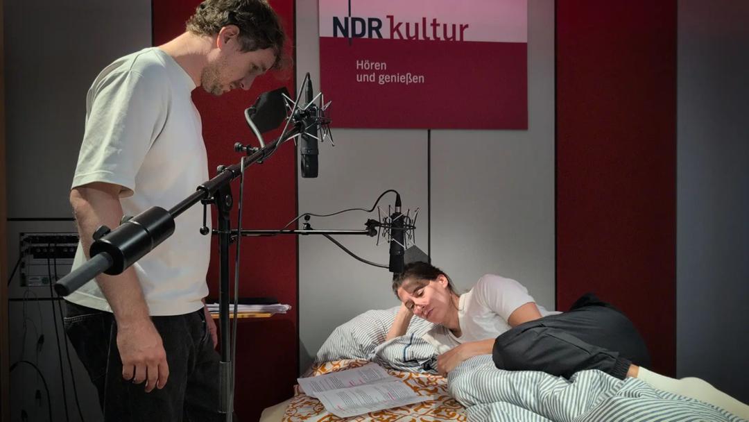 Jan Krauter und Marie Löcker bei den Aufnahmen im Hörspielstudio