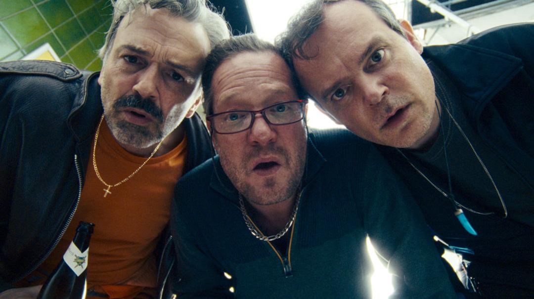 Die Freunde Guido (aAlexander Wipprecht), Hajo (Aurel Manthei) und Thorsten (Johnnes Allmayer) machen einen interessanten Fund
