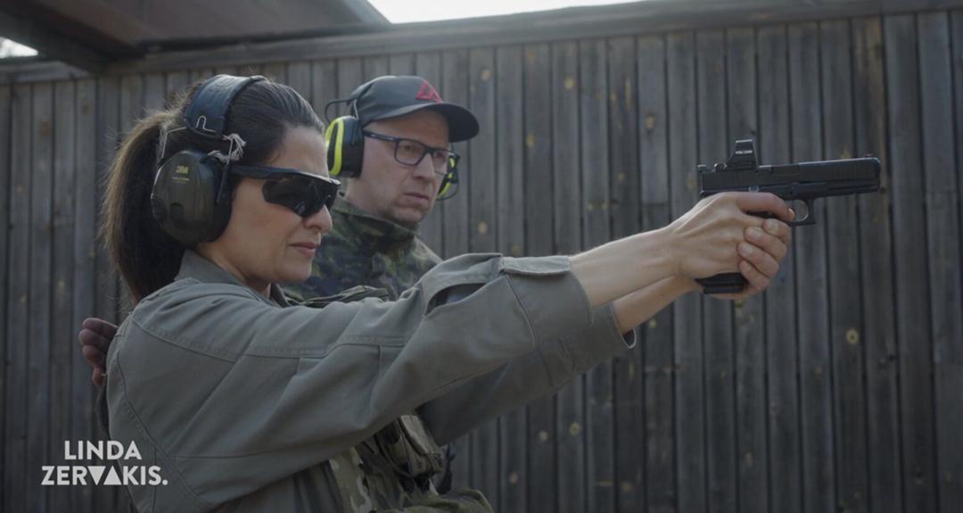 Für die Dokumentation "Under Attack" hat Linda Zervakis selbst Schießen geübt