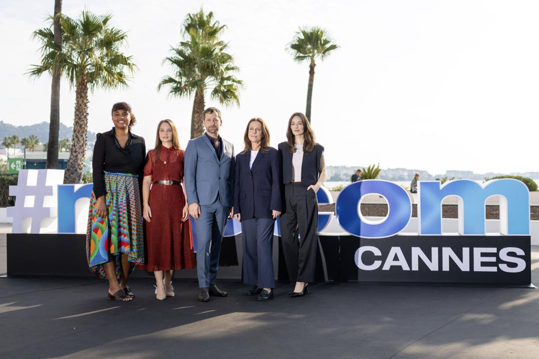 Die "Ku'damm 77"-Darstellerinnen und Darsteller Massiyami Diaby, Sonja Gerhardt, Florian Stetter, Claudia Michelsen und Maria Ehrich (v.l.n.r.) bei der diesjährigen Mipcom