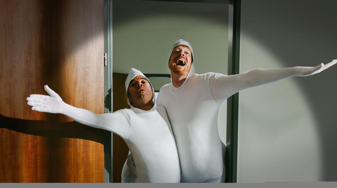 Simon Pearce und Sebastian Winkler (v.l.) spielen sich selbst