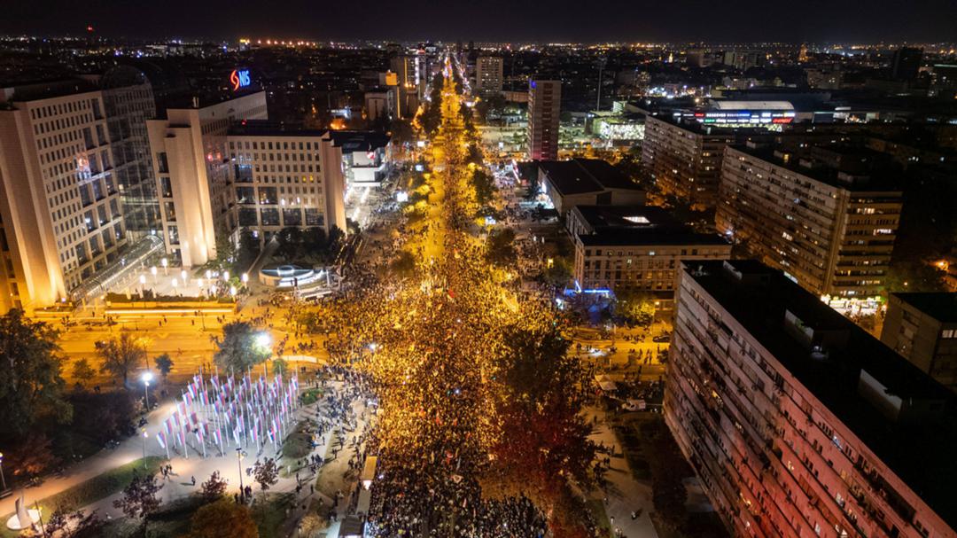 Regierungskritische Demonstranten versammeln sich in Novi Sad vor der Kundgebung zum Jahrestag des Dacheinsturzes