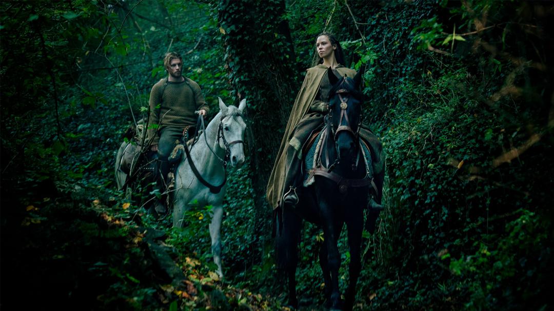 Siegfried (Jannis Niewöhner) und Kriemhild (Lilja van der Zwang) reiten in den Zauberwald