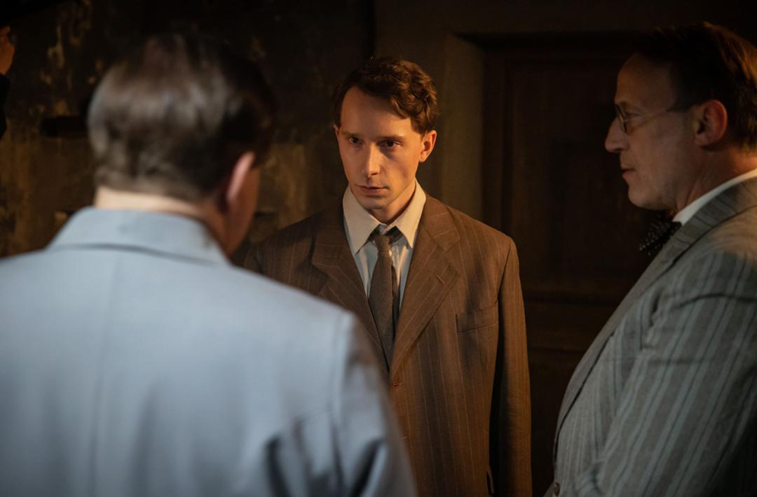 Anwalt Otto Stahmer (Wotan Wilke Möhring, rechts) führt Ernst Michel (Jonathan Berlin, Mitte) zu Hermann Göring in die Zelle