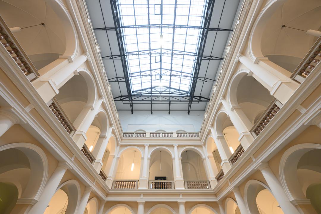 Blick in das Foyer des Justizzentrums Dresden, in dem unter anderem das Landgericht und das Amtsgericht untergebracht sind