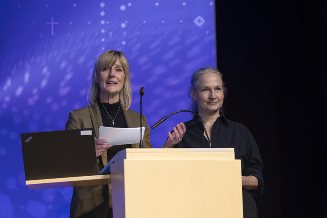 Die GEP-Chefinnen Stefanie Schardien (l.) und Ariadne Klingbeil bei ihrem EKD-Synodenbericht in Dresden