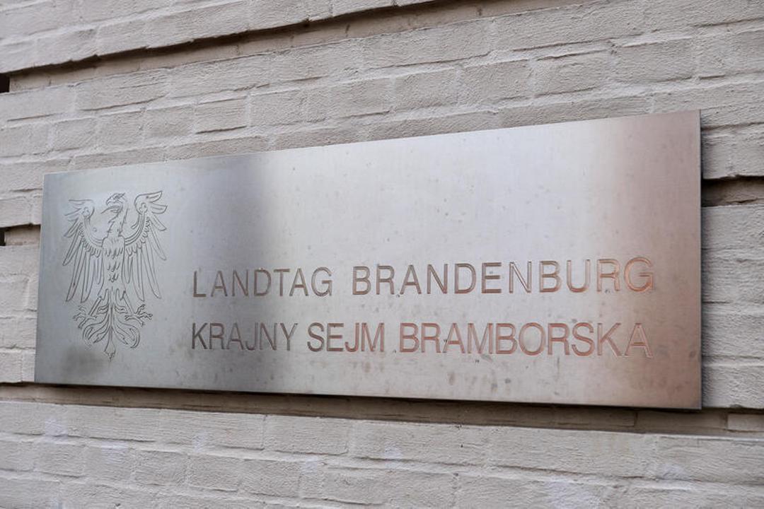 Zweisprachiges Schild am Brandenburger Landtag in Potsdam