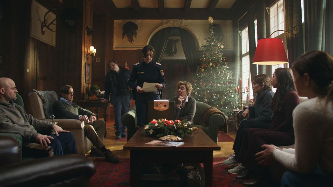 Die junge Polizistin Greta (Noëmi Krausz) befragt die verdächtige Verwandtschaft: Jochen Dahlmann (Jürgen Vogel, links), Leander Dahlmann (Heino Ferch), Viktoria Dahlmann (Margarita Broich), Therese Dahlmann (Anja Kling), Emma (Carol Schuler) und Susa Dahlmann (Ulrike C. Tscharre)