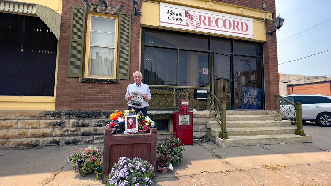 Eric Meyer, Herausgeber der Zeitung "Marion County Record", vor der Gedenkstätte für seine Mutter vor dem Zeitungsgebäude