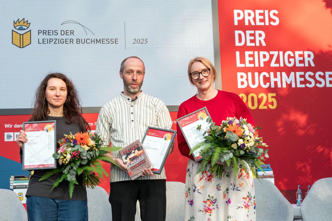 Kristine Bilkau (rechts) mit dem Preis der Leipziger Buchmesse 2025