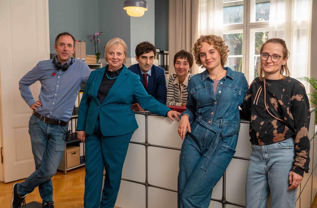 Anwältin Lisa (Luise von Finckh) trägt im Büro auch mal Latzhose