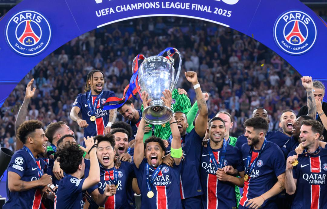 Die Mannschaft von Paris Saint-Germain feiert den Sieg über Inter Mailand im Champions-League-Finale am 31. Mai in München